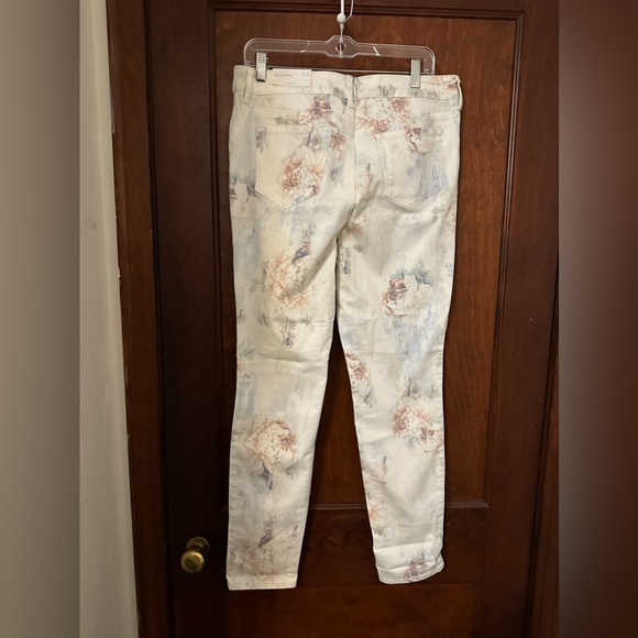 NWT Chicos Platinum Diffused Floral Jeggings - Picture 3 of 7